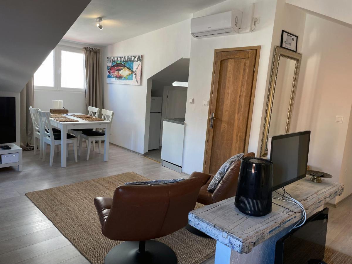 Fredys Apartments Stari Grad  Luaran gambar