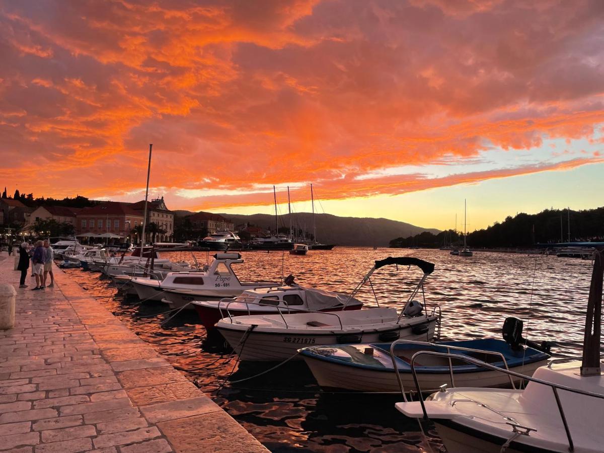 Fredys Apartments Stari Grad  Luaran gambar